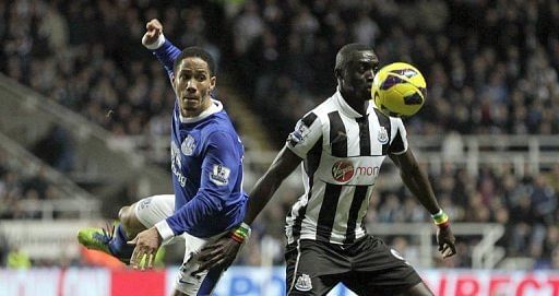 Newcastle&#039;s Papiss Cisse (R) vies with Everton&#039;s Steven Pienaar (L) at St James&#039; Park in Newcastle on January 2, 2013
