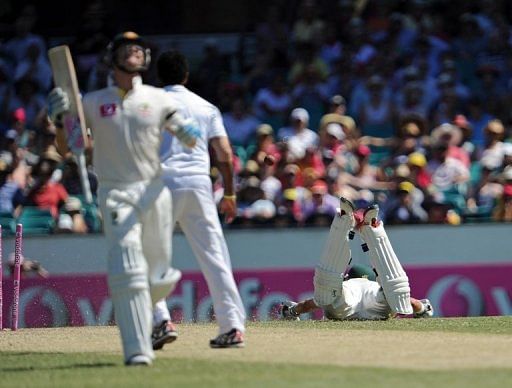 Australia&#039;s Michael Clarke (L) reacts as his playing partner Mike Hussey (R) is run-out, in Sydney, on January 4, 2013