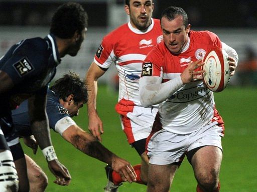 Biarritz&#039;s Benoit Baby tries to avoid a tackle from Agen&#039;s players during their match in Biarritz, on January 4, 2013