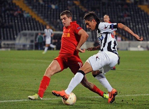 Jordan Henderson (L) loses the ball to Udinese&#039;s Roberto Maximilliano in the Europa League on December 6, 2012