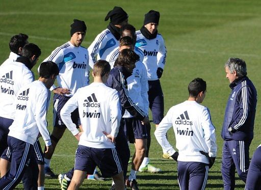 Real Madrid&#039;s coach Jose Mourinho (R) instructs his players during a training session in Madrid, on January 4, 2013