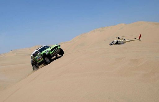 Stephane Peterhansel (L) of France competes during Stage 2 of the Dakar 2013 in Pisco, Peru, on January 6, 2013
