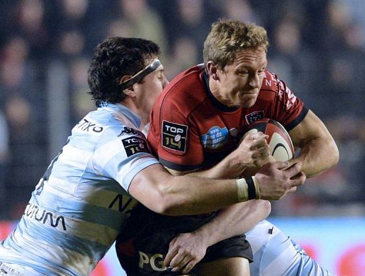 Toulon&#039;s Jonny Wilkinson (R) vies with a Racing Metro player at the Mayol stadium on January 6, 2013 in Toulon