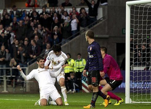 Swansea City&#039;s Danny Graham (L) celebrates with teammate Ki Sung-Yueng after scoring against Arsenal on January 6, 2013