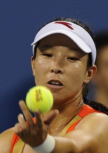 Zheng Jie serves against Victoria Azarenka during at US Open match in New York on August 31, 2012
