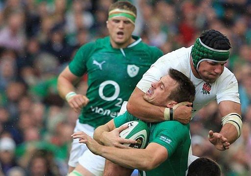 Hendre Fourie (right) tackles Ireland&#039;s Tommy Bowe in Dublin on August 27, 2012