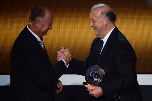 Spain&#039;s coach Vicente Del Bosque (R) receives the FIFA Men&#039;s Coach of the year award in Zurich on January 7, 2013