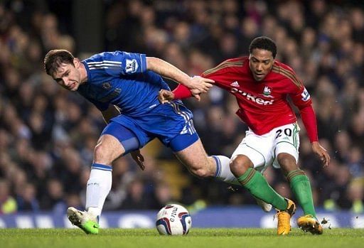 Chelsea&#039;s Branislav Ivanovic (L) fights for the ball against Swansea&#039;s Jonathan de Guzman in London on January 9, 2013