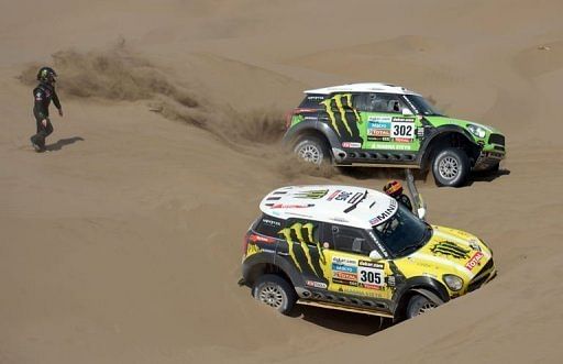 Stephane Peterhansel passes next to Joan Roma of Spain during Stage 6 of the Dakar 2013 on January 10, 2013
