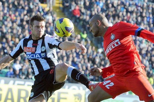 Udinese&#039;s Giovanni Pasquale (L) vies with Inter Milan&#039;s Jonathan Cicero Moreira, in Udine, on January 6, 2013