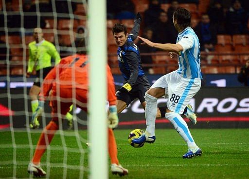 Inter Milan's Javier Zanetti (C) fights for the ball with Pescara's Christian Terlizzi on January 12, 2013 in Milan