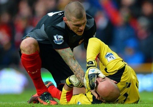 Liverpool&#039;s Martin Skrtel attends to injured goalkeeper Pepe Reina at Old Trafford on January 13, 2013