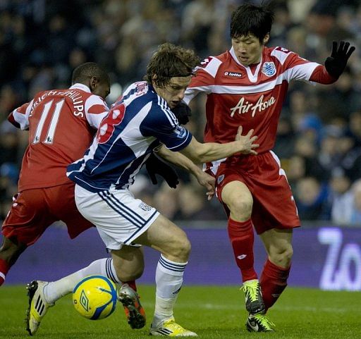 Shaun Wright-Phillips (L) and Park Ji-Sung crowd out Billy Jones in the FA Cup third-round replay on January 15, 2013