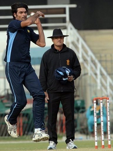Pakistan bowler Mohammad Irfan delivers a ball during a practice session in Lahore on December 17, 2012 Pakistan bowler Mohammad Irfan delivers a ball during a practice session in Lahore on December 17, 2012