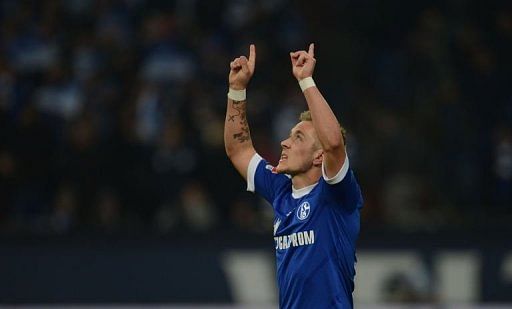 Schalke&#039;s midfielder Lewis Holtby celebrates on January 18, 2013