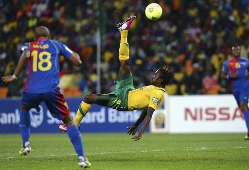 South Africa midfielder Lerato Chabangu (C) tries an overhead kick in Soweto on January 19, 2013