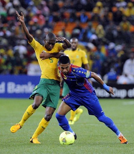 Cape Verde midfielder Babanco (R) fights off South Africa&#039;s defender Anele Ngcongca on January 19, 2013