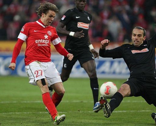 Mainz&#039; Nicolai Mueller (L) tries to score in Mainz on January 19, 2012