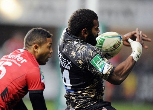 Montpellier&#039;s Jim Nagusa (R) vies with Toulon&#039;s Delon Armitage (L) on January 19, 2012 in Montpellier, southern France