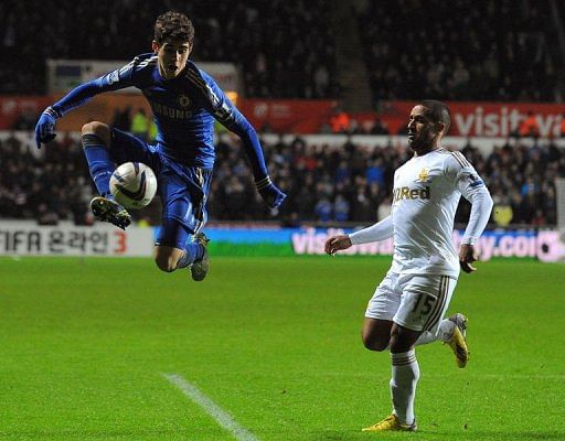 Chelsea&#039;s Oscar (L) controls the ball infront of Swansea City&#039;s Wayne Routledge (R) in Cardiff on January 23, 2013