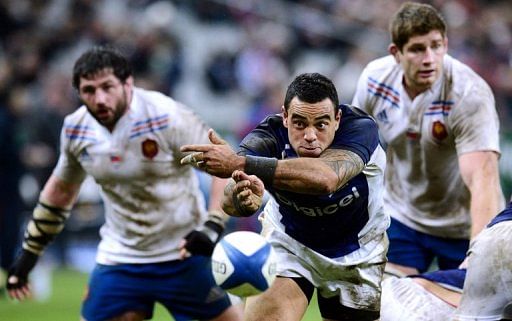 Samoa&#039;s scrum-half Kahn Fotuali&#039;i (centre) at the Stade de France on November 24, 2012 in Saint-Denis, north of Paris