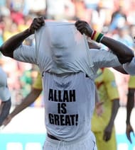 Ghana's midfielder Mubarak Wakaso (C) celebrates after scoring a penalty against Mali on January 24, 2013