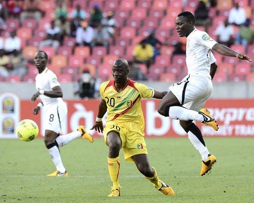 Ghana&#039;s midfielder Kwadwo Asamoah (R) fights for the ball with Mali&#039;s midfielder Samba Diakite on January 24, 2013