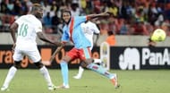 Democratic Republic of Congo's forward Dieudonne Mbokani (R) clashes with Niger's defender Koffi Dan Kowa