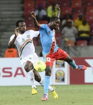 Democratic Republic of Congo's Alain Kaluyituka (R) fights for the ball with Niger's Kourouma Fatokouma January 24, 2013