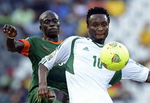 Nigeria&#039;s midfielder Mikel John Obi (R) clashes with Zambia&#039;s midfielder Chisamba Lungu