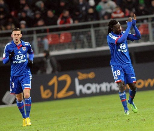 Lyon&#039;s forward Bafetimbi Gomis (R) celebrates after scoring in Valenciennes on January 25, 2013