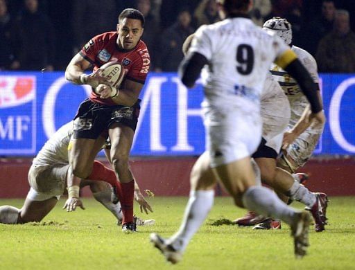 Toulon&#039;s fullback Rudi Wulf (L) tries to pass the ball on January 25, 2013 in Toulon, southern France