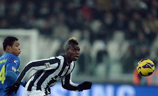 Juventus&#039; Paul Pogba (R) fights for the ball with Udinese&#039;s Muriel Fruto Luis Fernando, in Turin, on January 19, 2013
