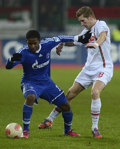 Schalke&#039;s striker Jefferson Farfan (L) and Augsburg&#039;s midfielder Andre Hahn fight for the ball on January 26, 2013