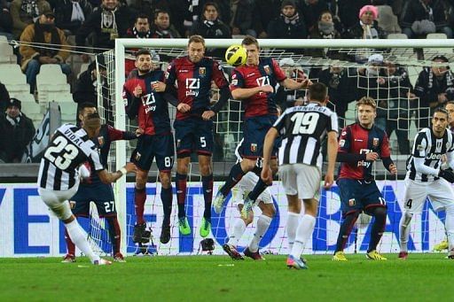 Juventus&#039; midfielder Arturo Vidal (L) shoots a free kick in Turin on January 26, 2013