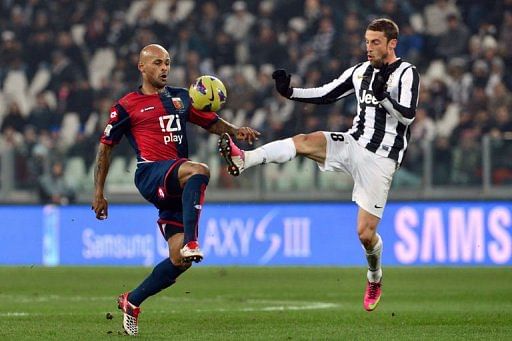 Juventus&#039; midfielder Claudio Marchisio (R) challanges Genoa&#039;s forward Ruben Olivera in Turin on January 26, 2013