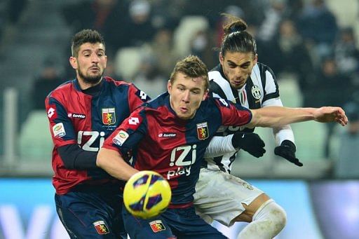 Juventus&#039; Martin Caceres (R) challanges Genoa&#039;s Juraj Kucka (C) and Eros Pisano in Turin on January 26, 2013