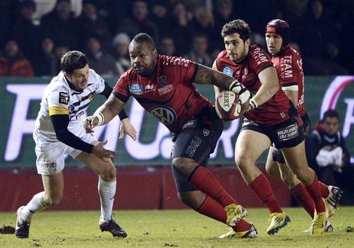 Toulon&#039;s centre Mathieu Bastareaud (C) runs with the ball during a Top 14 match in Toulon, on January 25, 2013