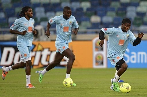 DR Congo midfielder Tresor Mputu (R) and his teammates take part in a training session in Durban on January 26, 2013