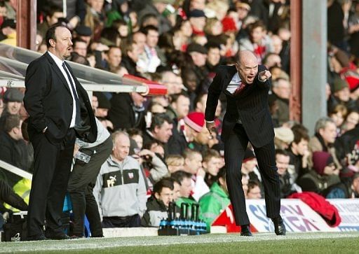 Brentford manager Uwe Rosler (R) shouts instructions to his players next to Chelsea&#039;s Rafael Benitez on January 27, 2013
