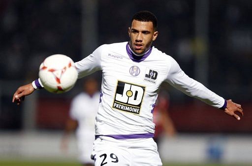 Toulouse&#039;s French midfielder Etienne Capoue controls the ball on November 18, 2012 at the Ray stadium in Nice