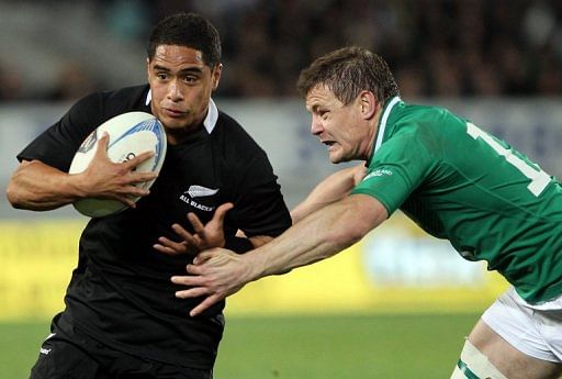 Brian O&#039;Driscoll (right) takes on Aaron Smith at Eden Park in Auckland on June 9, 2012