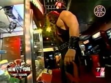 Video: Kane helps kid in arcade