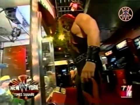 Video: Kane helps kid in arcade