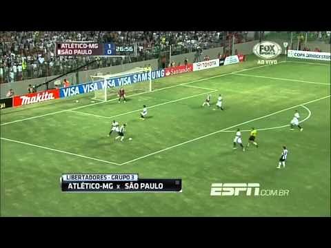 Video: 'Water bottle' helps Ronaldinho give assist