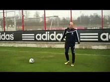 Video: Two guys invade Bayern Munich training