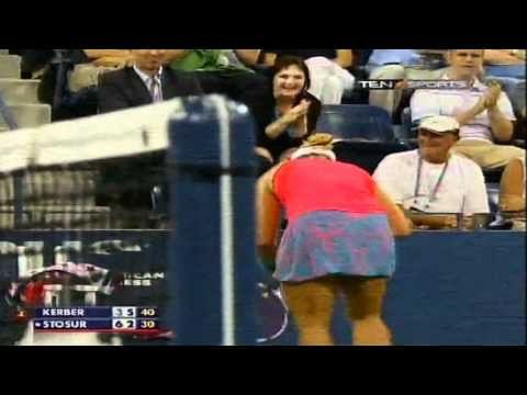 Video: Angelique Kerber manages to break her Racquet handle!