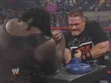 Video: John Cena vs Mark Henry in an arm wrestling competition