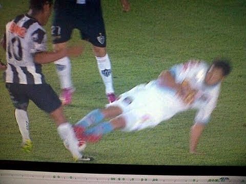 Video: Horrible two-footed tackle on Ronaldinho