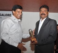 Vimal Kumar, former national coach badminton, presenting the 'coach of the year' award to national swimming coach Pradeep Kumar during the Sports Writers Association Bangalore award ceremony last year.